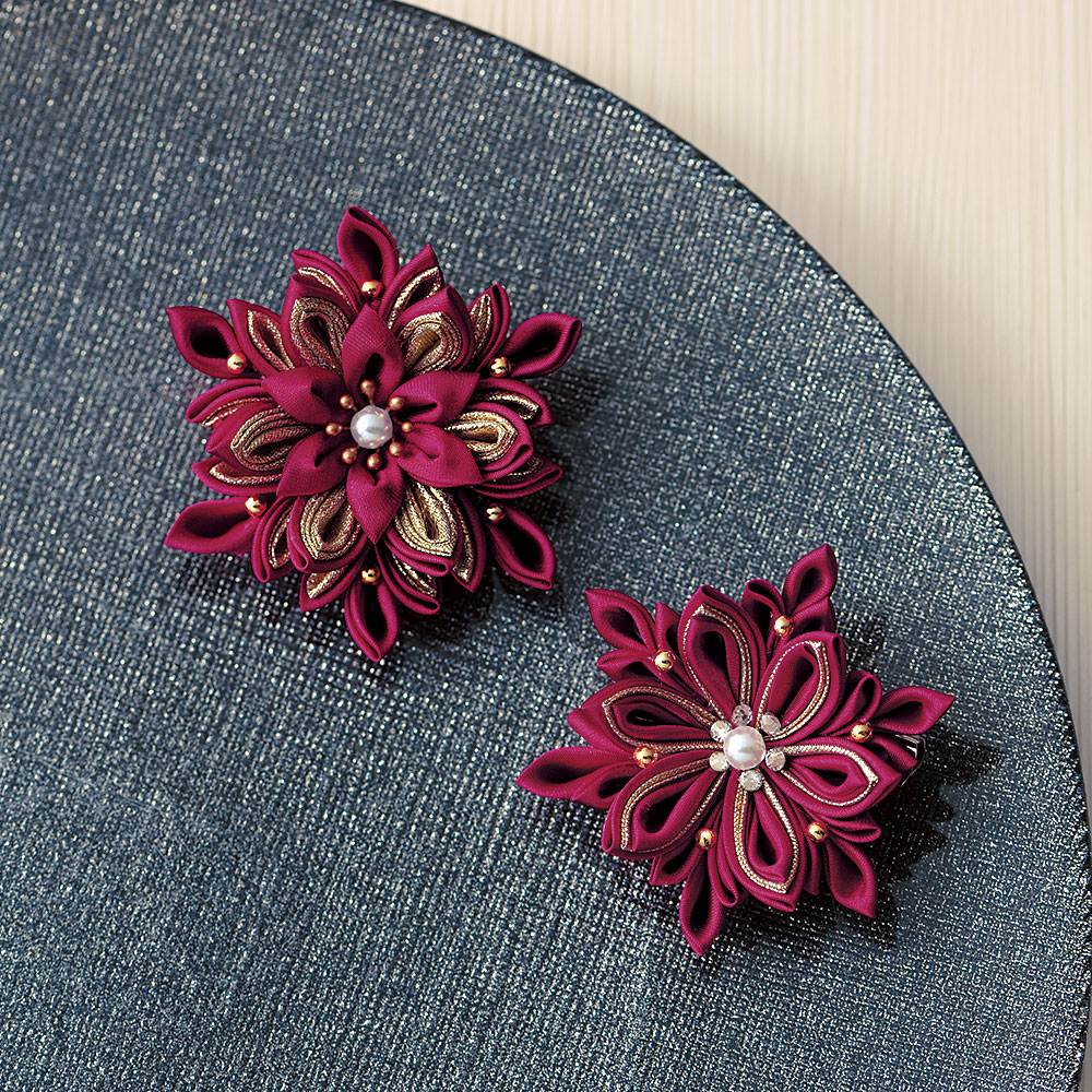 モダンにおでかけつまみ細工ブローチ（ボルドー）