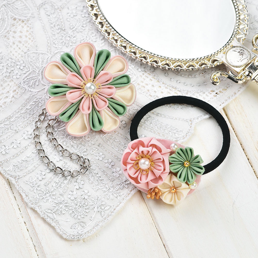 コットン生地で作る　普段づかいのつまみ細工　チャームとヘアゴム　（ピンク）