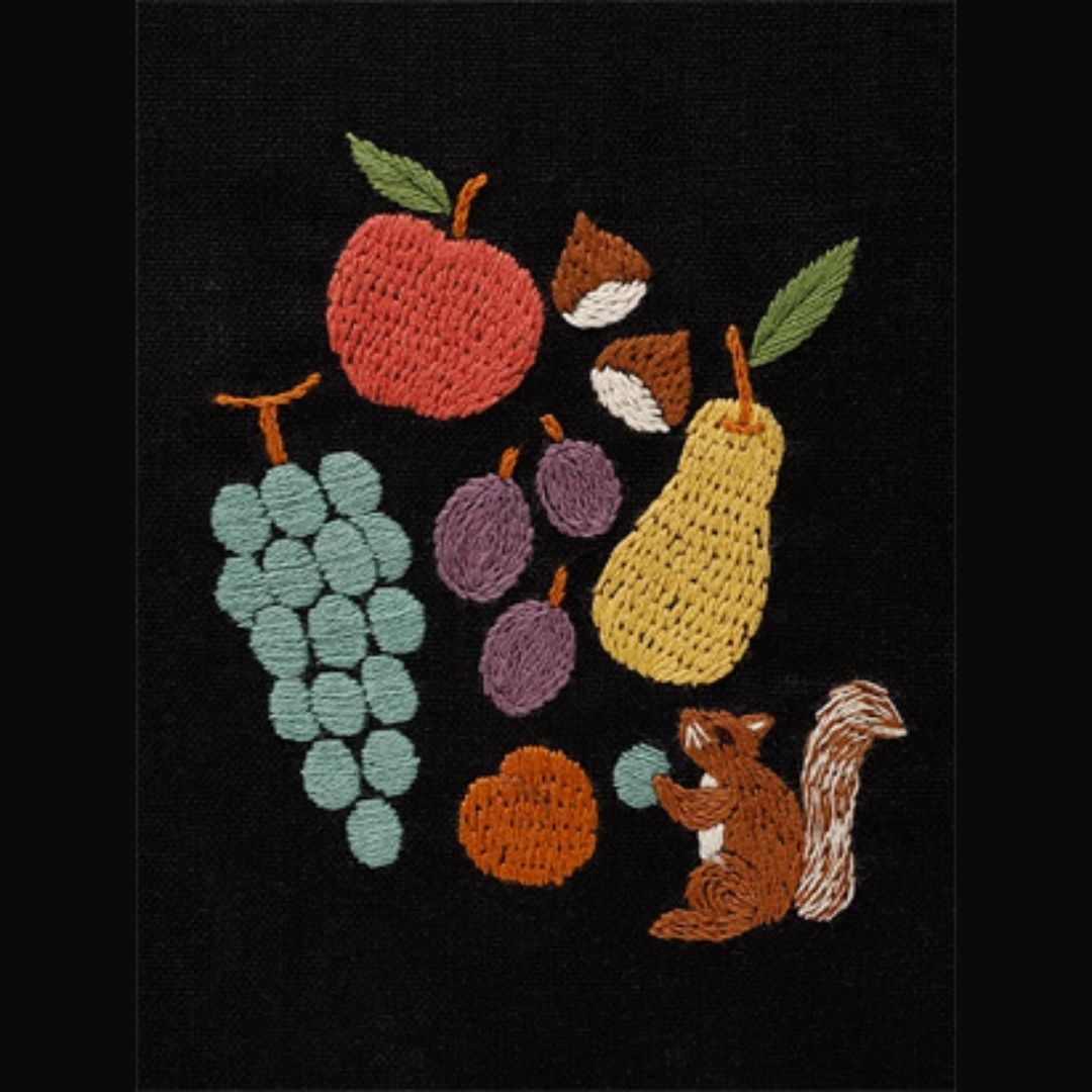 マカベアリスの刺しゅうキット「12ヵ月のモチーフと生きものたち」［自然の恵み］