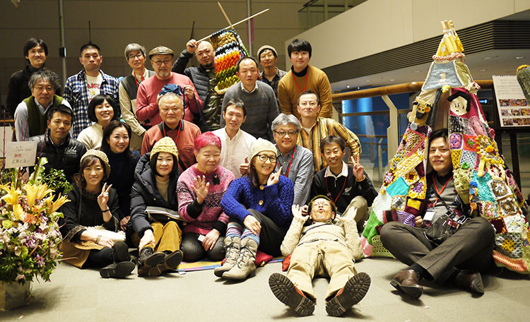 Vol.16　糸で繋ぐ～ニット男子部と友達展～