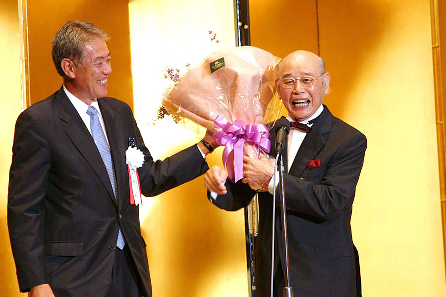 2007年公益財団日本手芸普及協会の記念式典にて父に花束を贈呈