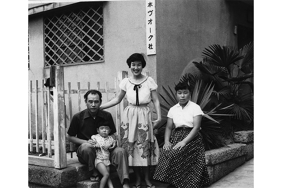 1954年父が日本ヴォーグ社を立ち上げた頃。父母と私。