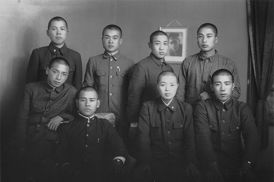 徴兵検査を終え、竹馬の友と。前列左が父