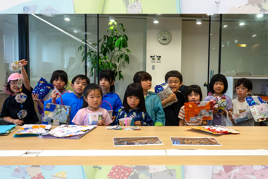 生地がつなぐ地域とのご縁、その後 佼成育子園のみなさんが作品を見せに来てくれました