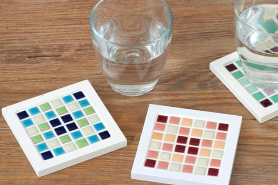 小さなタイルでインテリア