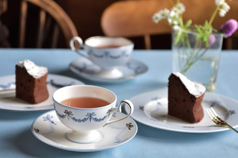 オリジナルの食器でティータイムを愉しむ