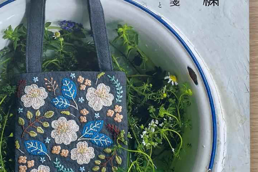 『yulaの刺繍　草花の処方箋』好評発売中です！