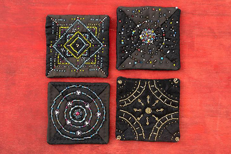 ビーズ刺しゅうの”ミニミニキルト”