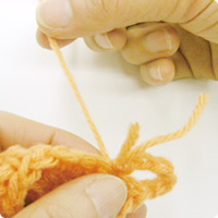 毛糸だまに繋がっている糸を引き抜きます。