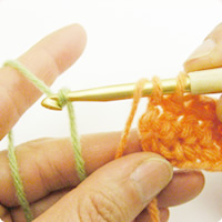 色を替えたい段の1つ前の段の最後の目を引き抜くときに、かぎ針に糸をかけ新しい糸だけを引き抜きます。