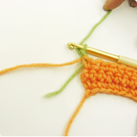 元の色の糸は適当な長さに切り、後で糸始末をします。