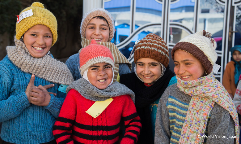 世界の子どもたちへ編み物作品を贈ろうプロジェクト アフガニスタンのストリート・チルドレンの子どもたちへの配布─2017年12月─