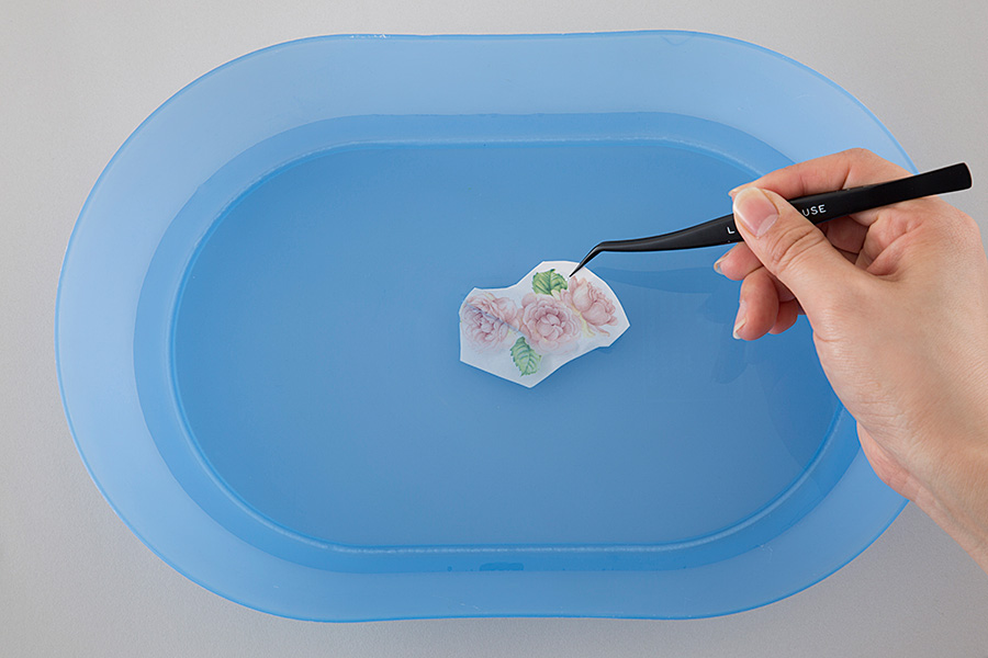 2.転写紙を水につける