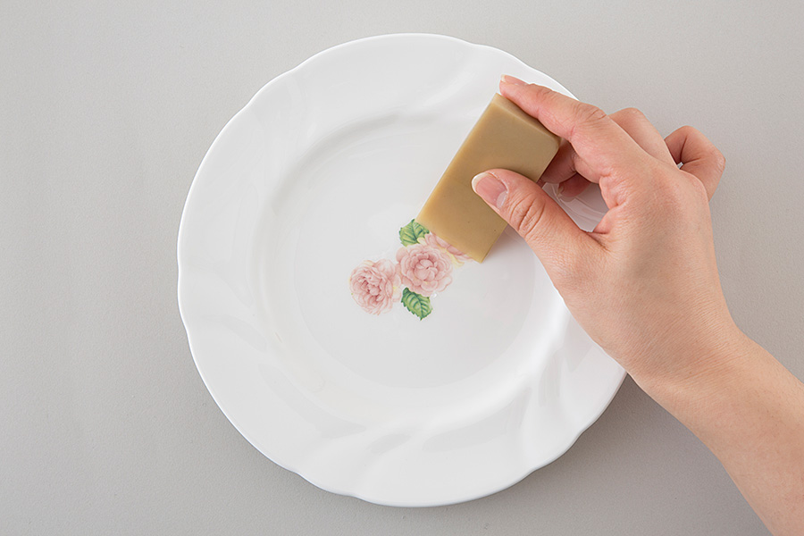 4.水分や空気をゴムベラ等で抜く